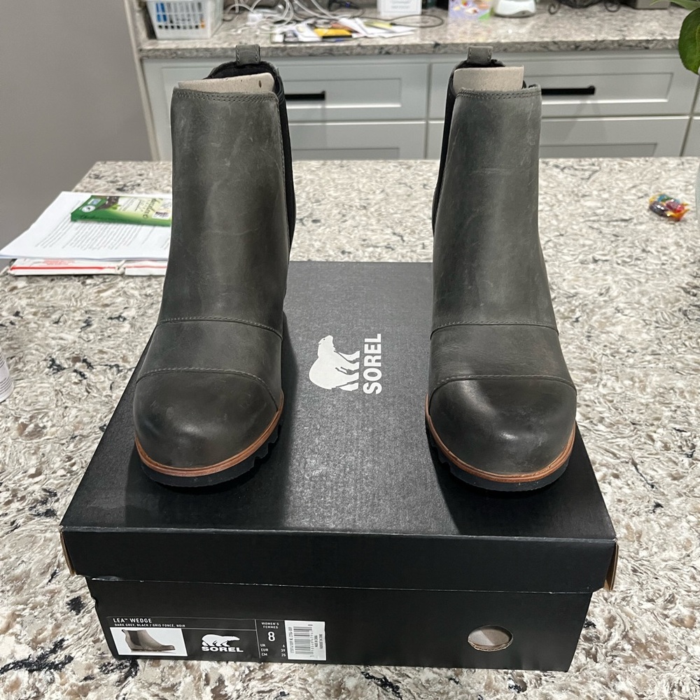 NWT&B Sorel Lea Wedge Boot Sz 8